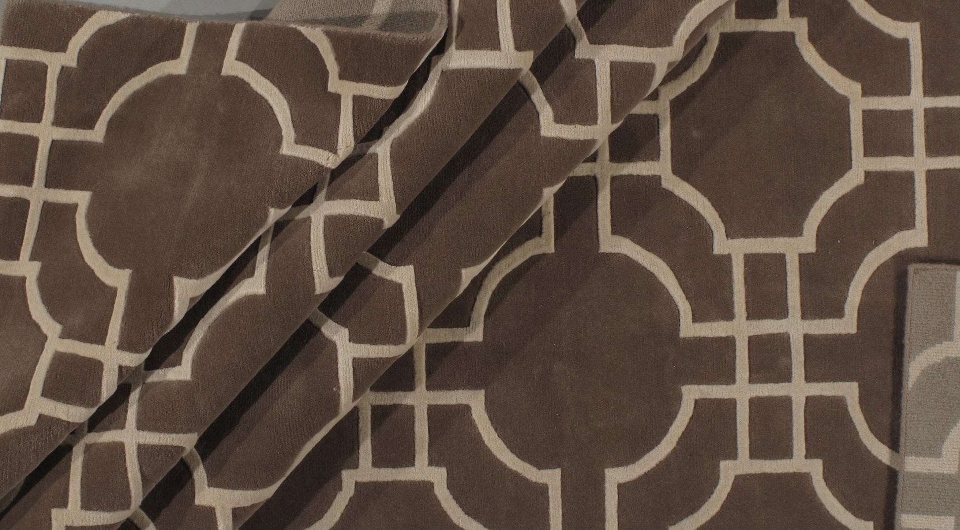 WAHO_IMAGE::n-4507-olympic-collection-taupe-cream-modern-area-rugs-9.00x12.00-16581.jpg