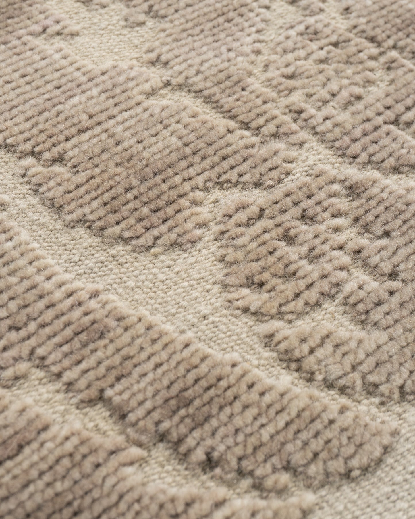 WAHO_IMAGE::n-7106-b-damask-hi-low-light-beige-brown-1.06x2.00-15797.jpg