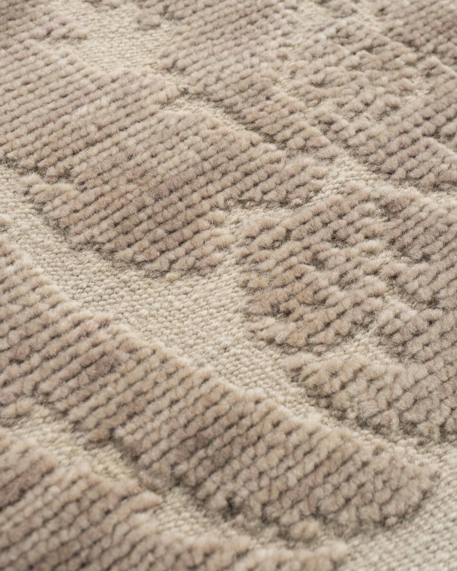 WAHO_IMAGE::n-7106-b-damask-hi-low-light-beige-brown-1.06x2.00-15797.jpg
