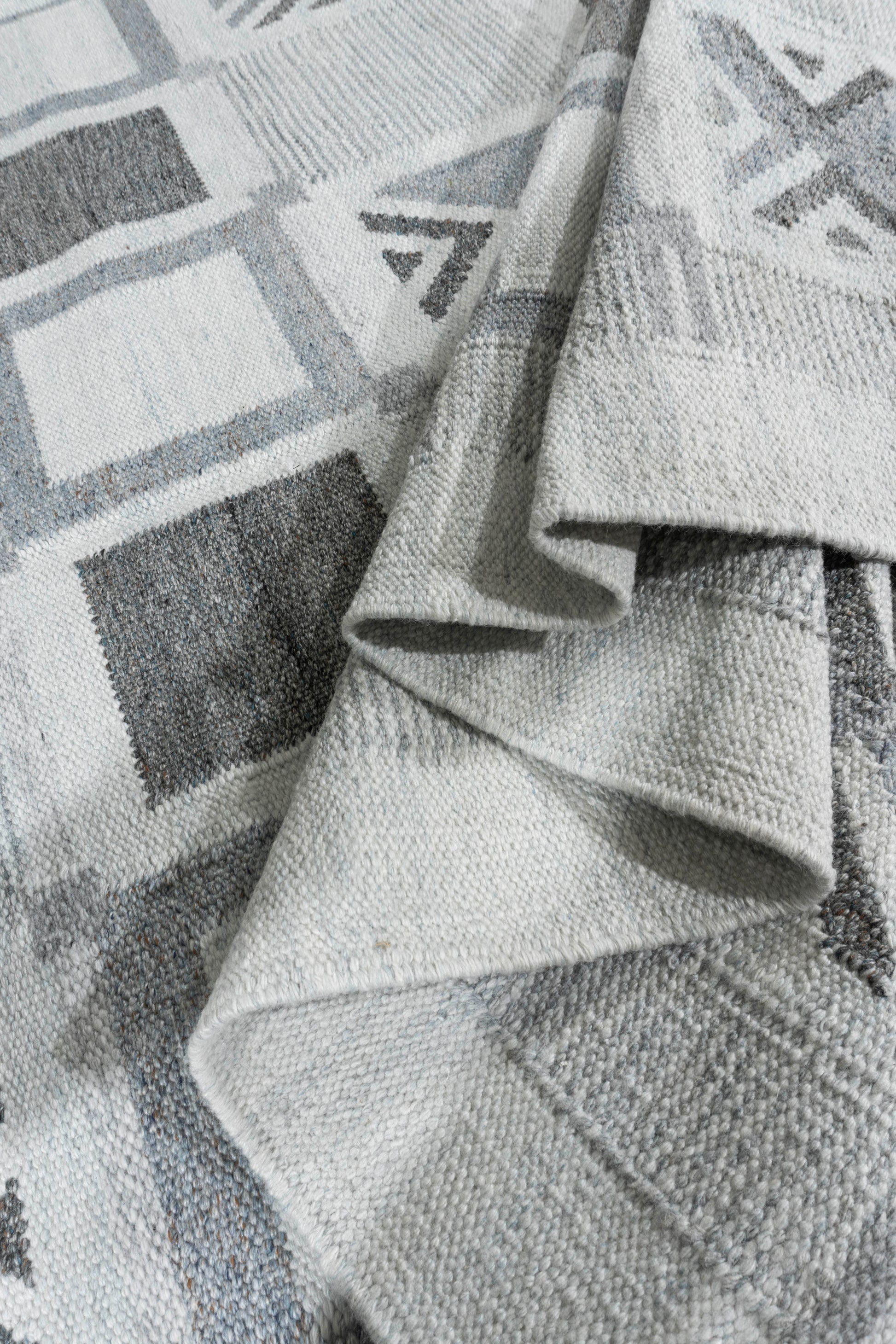 WAHO_IMAGE::ntn-7255-swedish-grid-light-blues-gray-9.00x12.00-17709.jpg